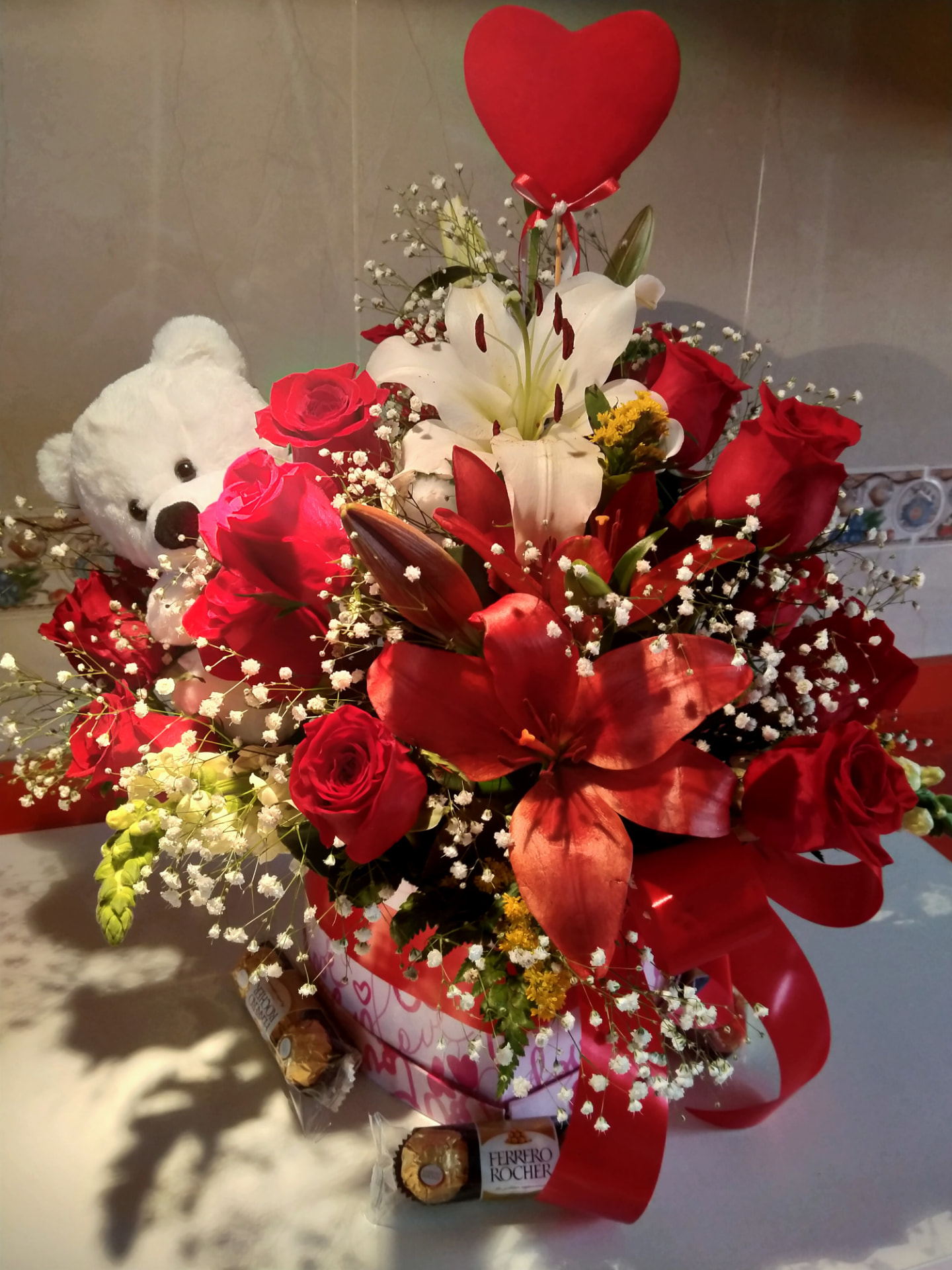 Ramo de rosas, lirios y flores blancas